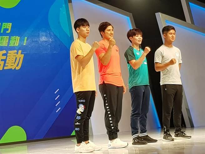 王冠闳（左起）、陈念琴、郑怡静、吕绍全担任动滋券抽籤嘉宾。（陈筱琳摄）