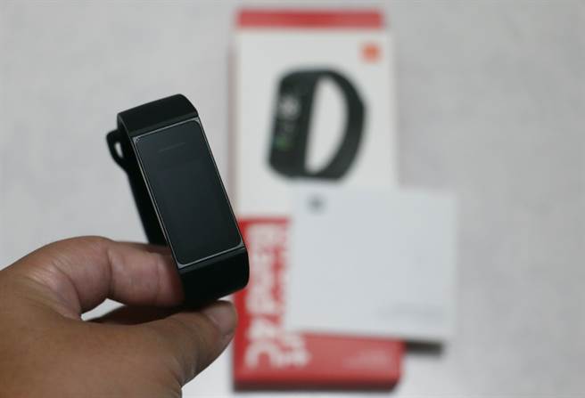 小米手环4C以及包装。（黄慧雯摄）