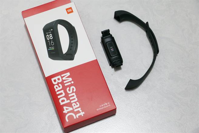 小米手环4C（腕带拆下）以及包装。（黄慧雯摄）