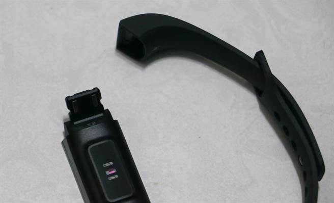 小米手环4C採用一体快拆直插式USB的设计，摘下腕带就可看见。（黄慧雯摄）
