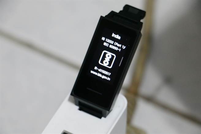 小米手环4C直接插上USB充电器或是电脑USB连接埠都可充电。（黄慧雯摄）
