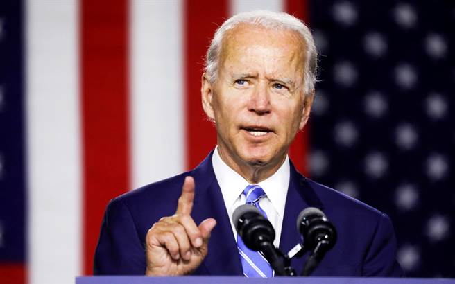 美国总统川普民调惨输笃定代表民主党参选的前副总统拜登（Joe Biden），不过专家分析，并不只是因为川普对抗新冠疫情不力、处理反种族歧视运动失当，拜登民调之所以能够超前，另一个隐藏的原因在于他是男性。（资料照／路透社）
