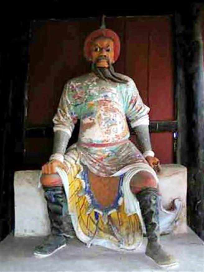 四川梓潼张献忠庙在歷史上曾多次被毁后，再多次被重建，可见得张献忠的歷史地位自古以来就一直存在重大争议。图为张献忠庙内的塑像。（图／网路）