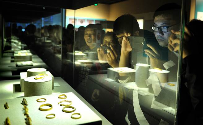 四川博物院举办的《江口沉银——四川彭山江口古战场遗址考古成果展》展出大量的金银器，吸引许多民眾参观。（图／中新社）