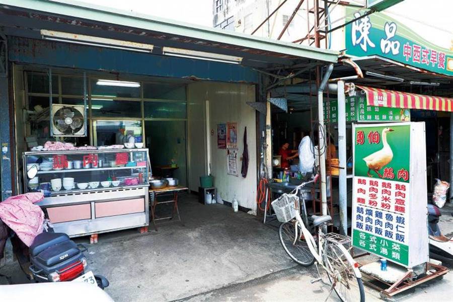 不起眼的「勇伯鵝肉店」是外地人極少知道的老店。（圖／于魯光攝）