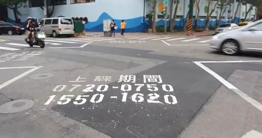 中央北路一段道路共同整合工程，造成路面凹凸不平，鄰近學童安全問題家長憂心。(照片/游定剛 拍攝)