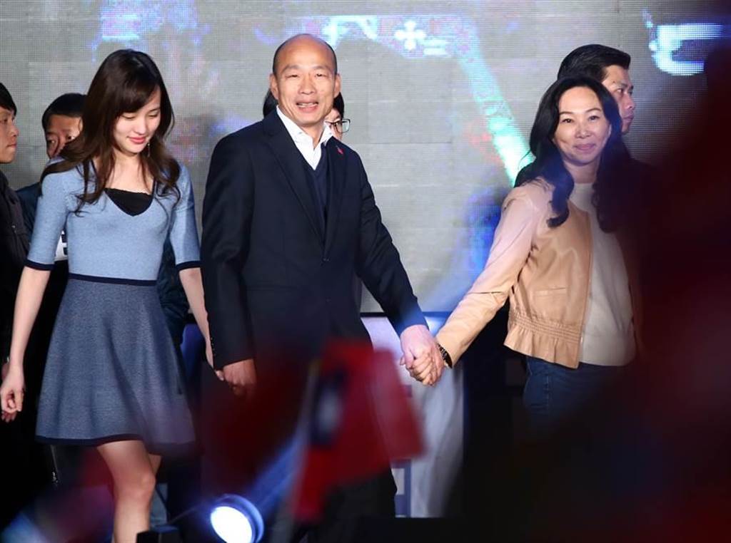 高雄前市長韓國瑜（中）與夫人李佳芬（右）、大女兒韓冰（左）。（資料照，陳信翰攝）