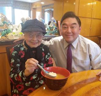 高國華93歲母浴室滑倒骨碎 他天天熬湯有洋蔥