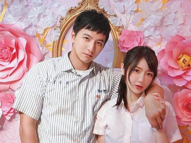 杨奇煜宣布与护理师女友结婚，开心晒出合影。（杨奇煜提供）