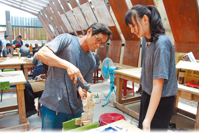 三義木雕師陳德隆（左）專攻黃楊巧雕，發展機械化輔助雕刻，並傳授技藝培養人才。	（何冠嫻攝）