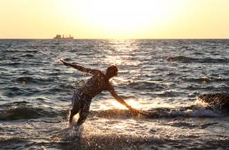 夏天衝海邊踏浪！男子「1舉動」鮮血狂流 網：不敢下水了