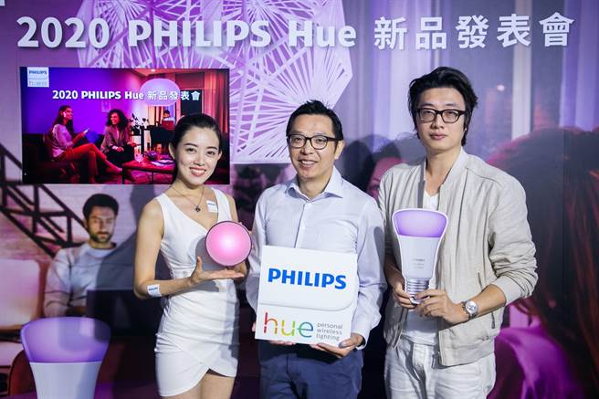 Signify昕诺飞 台湾总经理暨全球副总裁 余泳涛(中)和生活风格玩家Charles(右)合影。（昕诺飞提供／黄慧雯台北传真）
