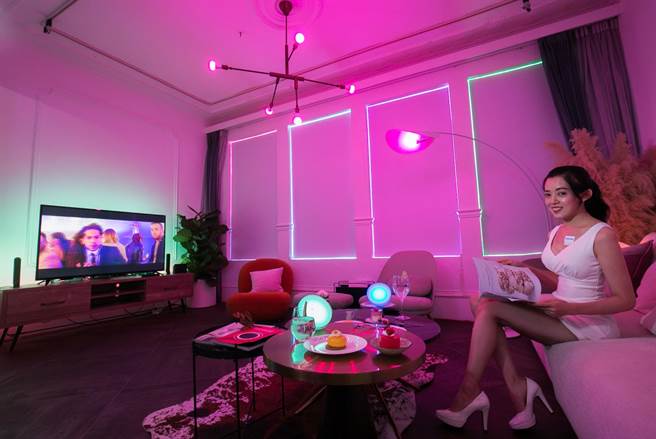 以Philip Hue智慧灯光以及Hue HDMI影音灯光同步器、LED 彩色灯带等，能增添更多打造个人化居家环境的乐趣。（昕诺飞提供／黄慧雯台北传真）
