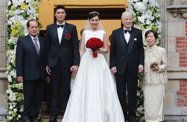 李坤儀（中）與凱渥香港分公司總經理趙贊凱（左二）大婚照。（本報系資料照片／陳怡誠攝）