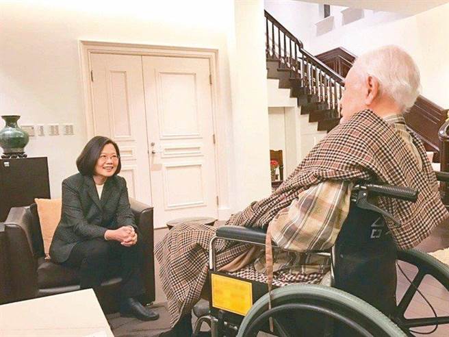 2020年1月14日，總統蔡英文拜訪前總統李登輝。(取自蔡英文臉書)