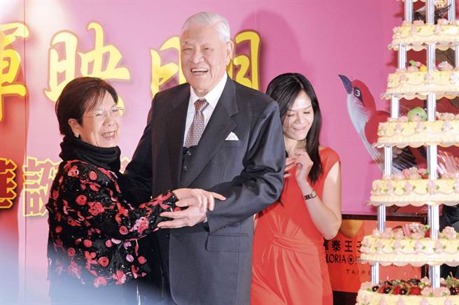 2011年，李登輝、曾文惠與孫女李坤儀在90歲大壽上，李坤儀還穿著紅色洋裝出場為阿公慶生。（中時資料庫/黃世麒攝）