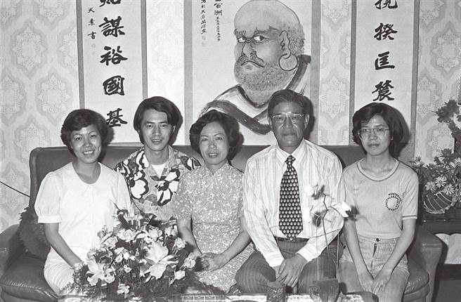 李登輝1978年出任台北市長時，與長女李安娜（左起）、獨子李憲文、妻曾文惠及次女李安妮合影。（本報資料照片）