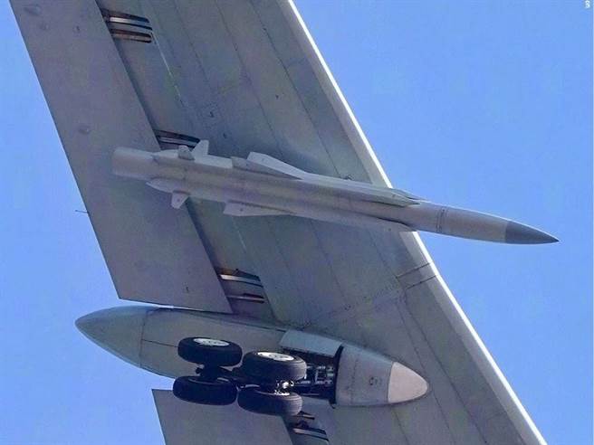 轰-6J机翼挂载鹰击-12长程超音速反舰导弹，其射程可达400公里，据称最多可于机翼挂载6枚，机腹内置1枚。（图／@鼎盛军事）