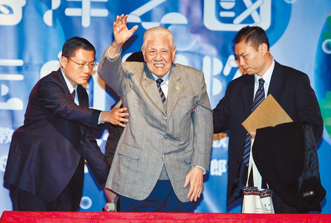 前總統李登輝（中）傳病危。圖為2017年12月出席台灣教授協會募款餐會時揮手向來賓致意。（本報資料照片）