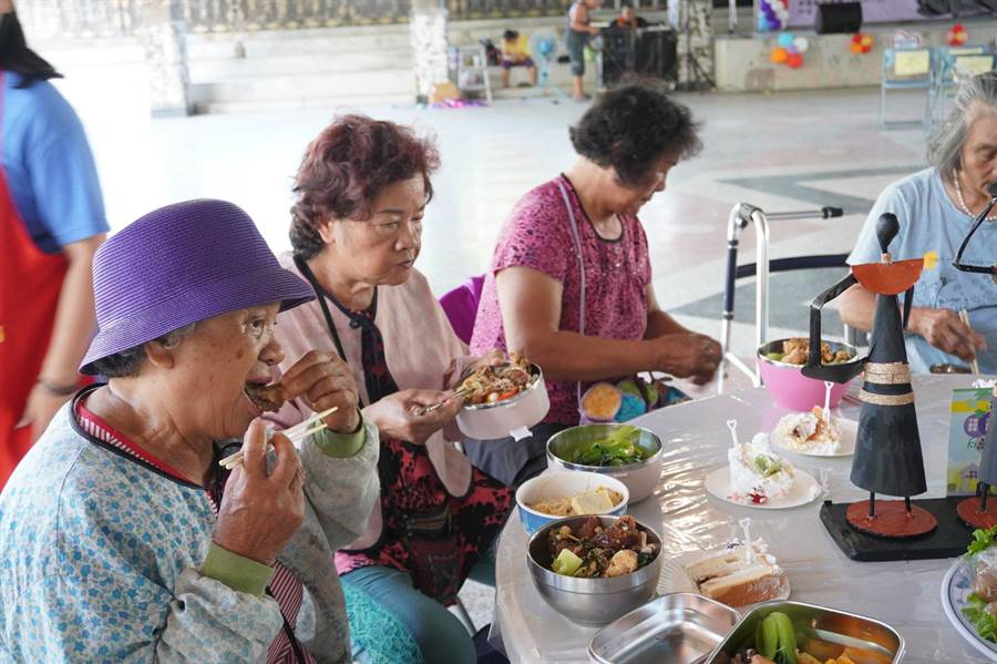 門諾基金會去年平均一週出車3天，送餐天數累計156天，共3028餐次，平均每天送餐19人次。（門諾基金會提供／羅亦晽花蓮傳真）