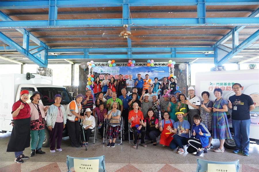 儀式結束後，奇美村長輩開心合影。（門諾基金會提供／羅亦晽花蓮傳真）