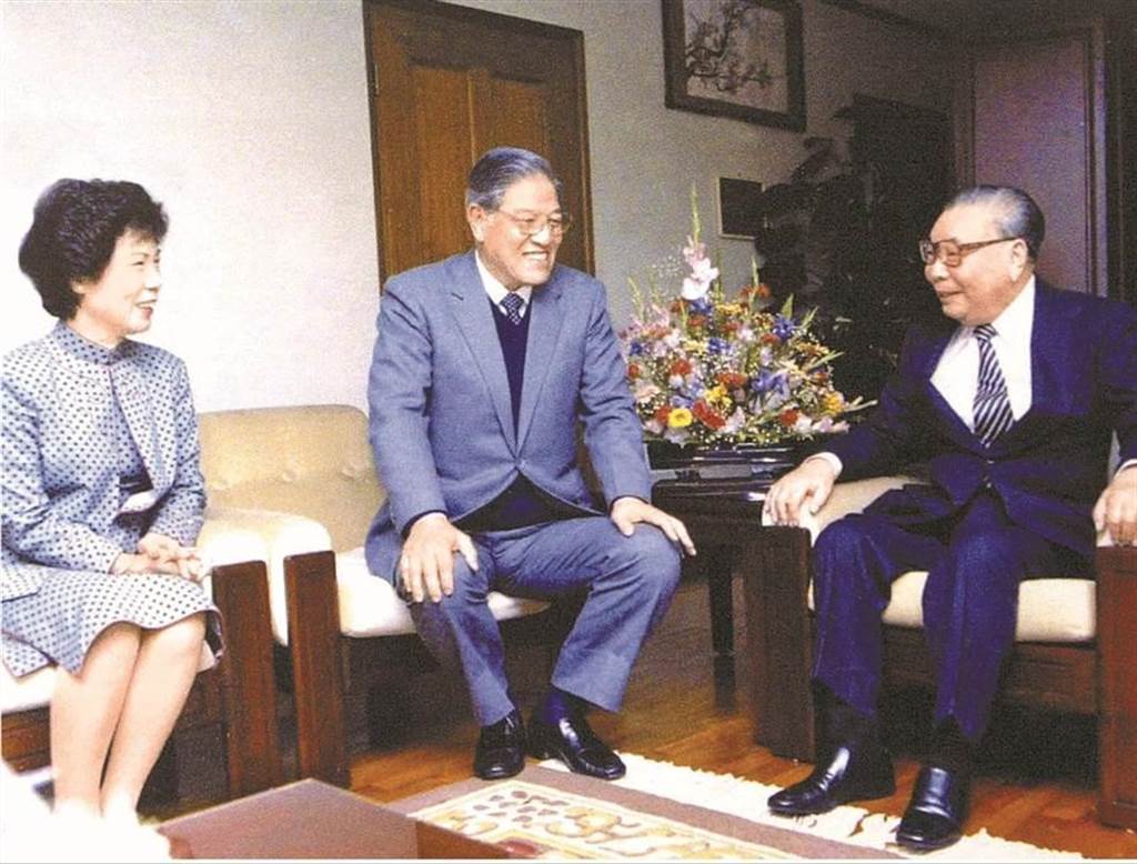 前总统李登辉(中)、前总统蒋经国(右)。