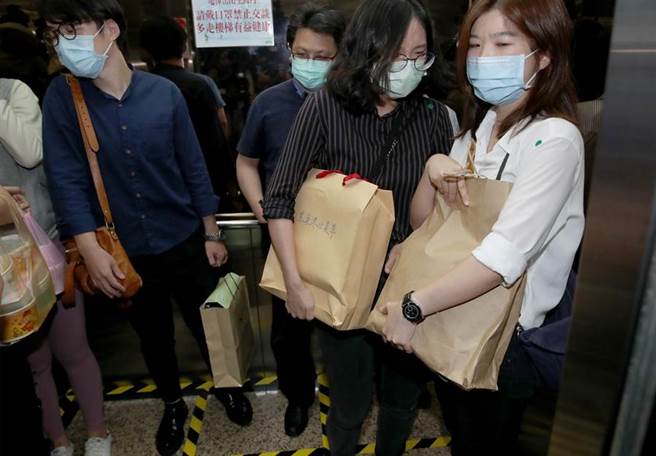 检调31日赴立法院立委苏震清等人办公室搜索，手持大包牛皮纸袋资料步出办公室，进入电梯，不发一语离去。（郑任南摄）
