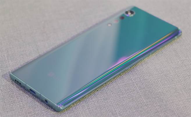 LG VELVET机身照(1)。(黄慧雯摄)