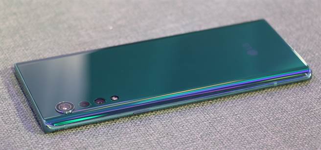 LG VELVET机身照(2)。(黄慧雯摄)