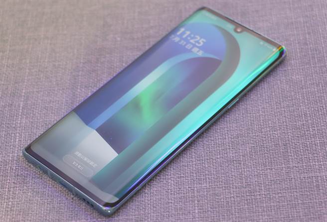 LG VELVET机身照(3)。(黄慧雯摄)