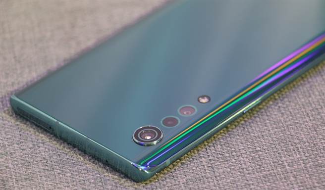 LG VELVET机身照(4)。(黄慧雯摄)