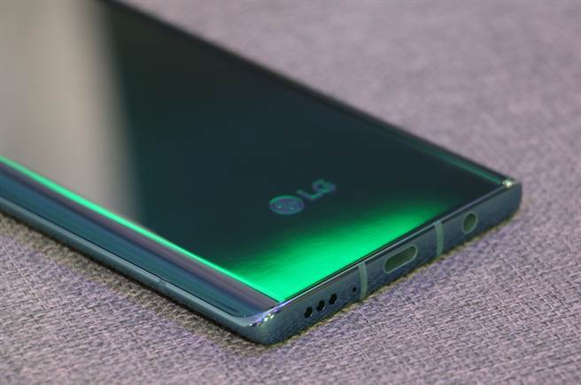 LG VELVET机身照(5)。(黄慧雯摄)