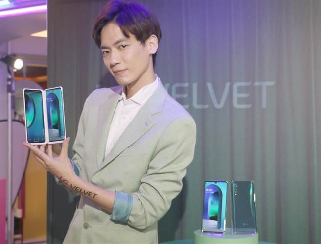 LG VELVET可选购双萤幕配件，提升生产力(双萤幕配件目前仅引进白色) 。(黄慧雯摄)