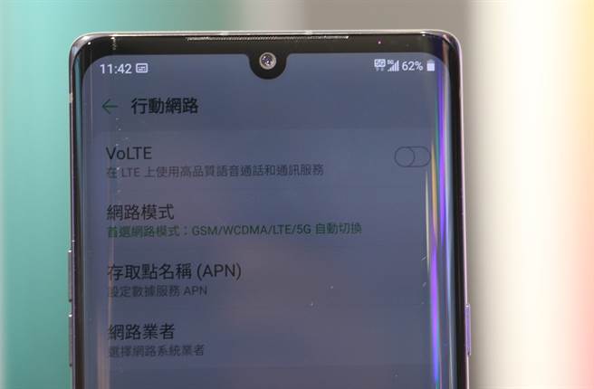 LG VELVET支援5G，价格免2万。(黄慧雯摄)