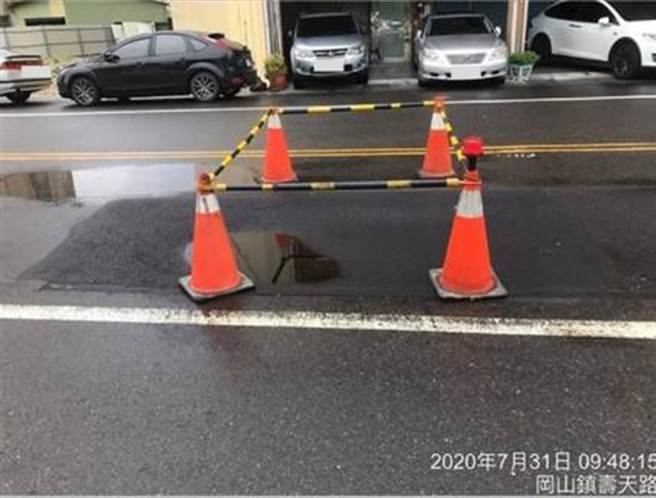 脸书粉专「Care高雄」贴出照片指出，31日冈山寿天路路面补钉铺完下陷。(取自脸书)
