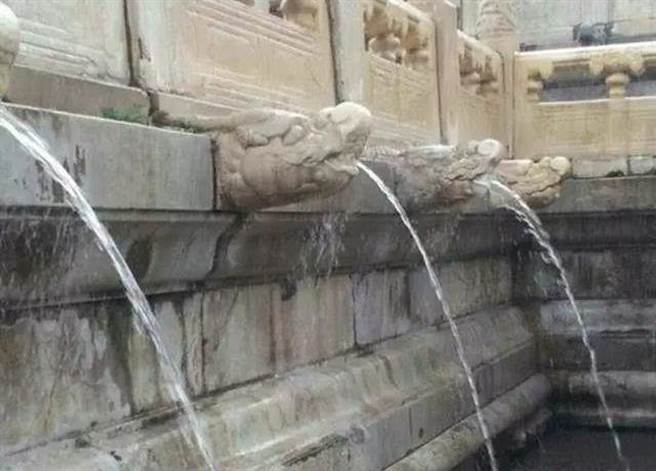 北京因极少下雨，故宫设计精巧的九龙吐水对北京市民来说是难得一见的景象。（图／网路）