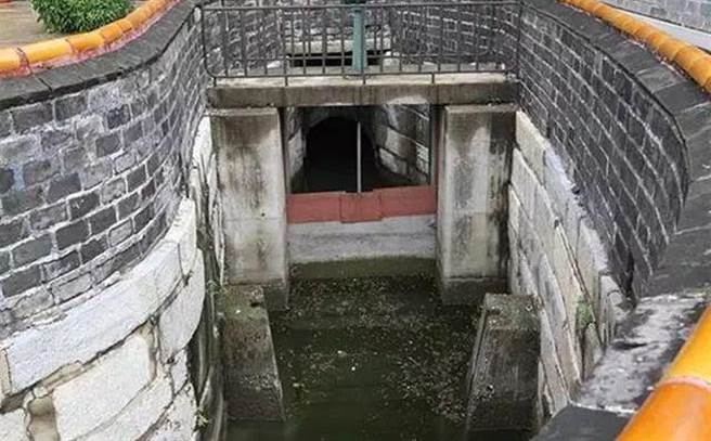 故宫内的排水沟渠，有分明暗，在地面与地下交错，都是以石材打造。（图／网路）