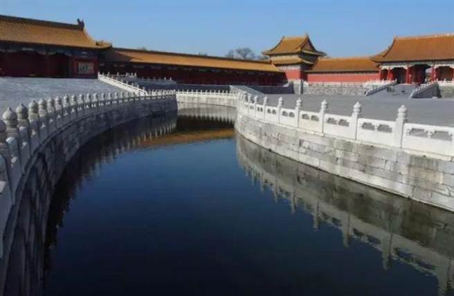 图为故宫的内金水河，是金水河流入故宫的一段，故宫内沟渠的雨水通过内金水河流至外金水河通往城外。（图／网路）