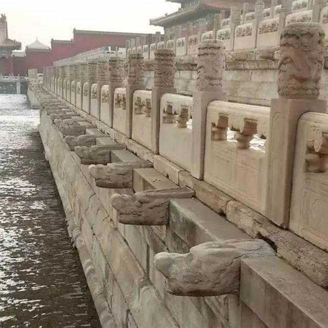 故宫大殿基座上有整排的螭首，因平时很少有水，因此许多人认为仅有装饰功能，到下大雨时才会见到九龙吐水。而且不一定是九个，九只是描述数目多，又在天子脚下，因此以九来形容。近些年因酸雨之故，故宫内各种石刻毁损情况严重。（图／网路）