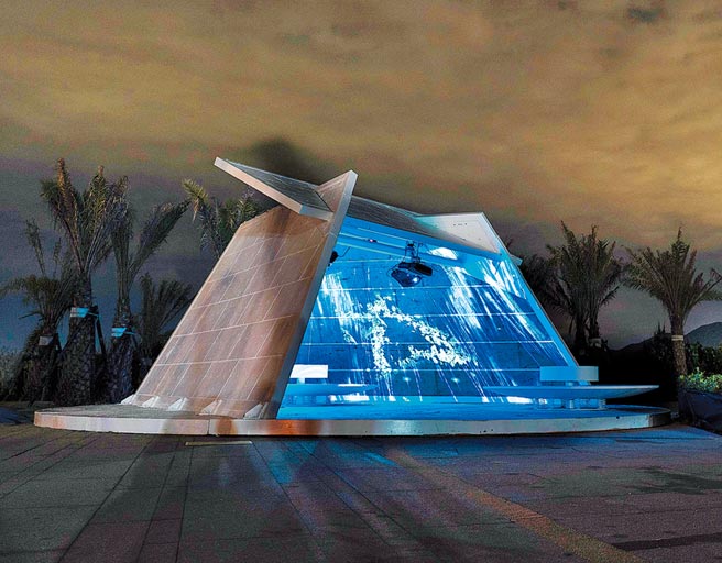 藝術家在中角灣國際衝浪基地打造《浮光》光雕藝術。（朱銘美術館提供／許家寧攝新北傳真）