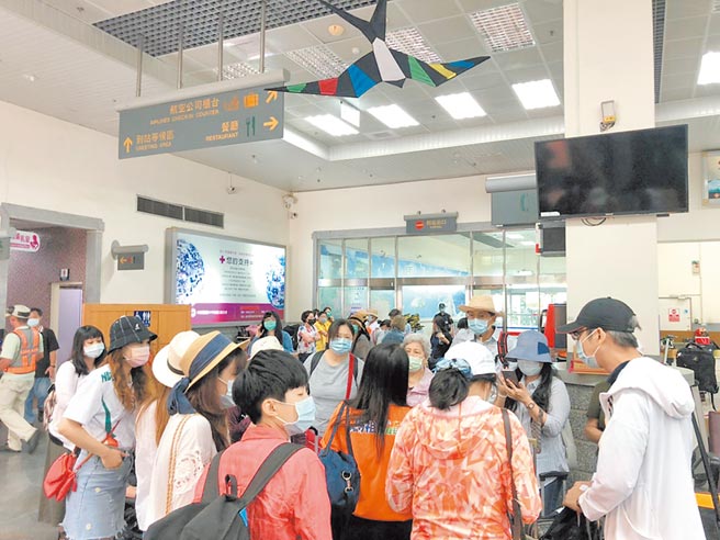 據統計，7月台灣馬祖往返班機已增加至最大運量每日34班次。（連江縣交通旅遊局提供／葉書宏連江傳真）