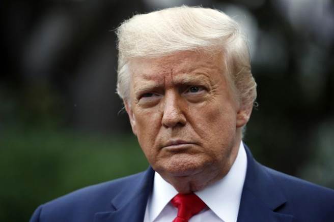 随着大选逼近，美国总统川普（见图）声势低迷，选情岌岌可危，参院多数党领袖麦康奈示意党内选情告急的参议员候选人，可和这位白宫主人保持距离，以免遭连累。（美联社）