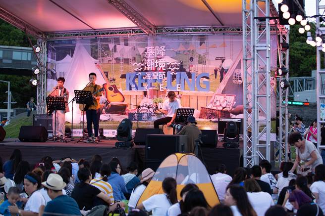 基隆海風音樂會祭大咖歌手配無敵海景，吸引上千人湧入打卡。（吳康瑋攝）