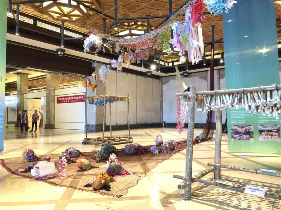 基隆「雞籠山海環境藝術教育計畫」成果展開跑，市長林右昌建議未來可以在海洋廣場辦室外展，讓更多民眾了解環境，提升保護意識。（吳康瑋攝）