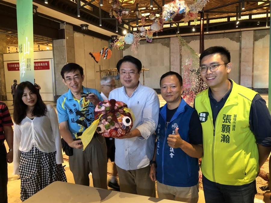 基隆「雞籠山海環境藝術教育計畫」成果展開跑，市長林右昌建議未來可以在海洋廣場辦室外展，讓更多民眾了解環境，提升保護意識。（吳康瑋攝）