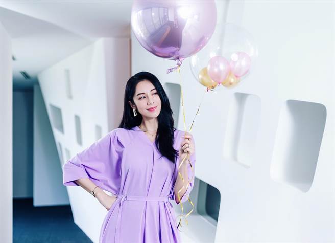 有「仙女姊姊」称号的凯渥名模廖奕琁（Kelly），和老公铃木有树结婚3年，日前她刚杀青偶像剧《浪漫输给你》，老公特地安排两人甜蜜放松度假行程，爱之旅中两人也做人成功，一家三口将一起迎接耶诞节和跨年。（中时提供）