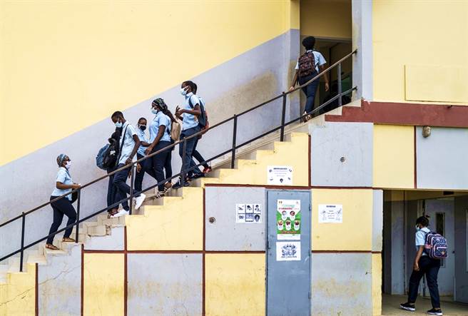 美国部分学区近期相继打开大门让师生返校上课，不过现在传出，有中学开学第一天就传出学生感染新冠肺炎，迫使校方在开学几小时就祭出隔离措施。（资料照／美联社）