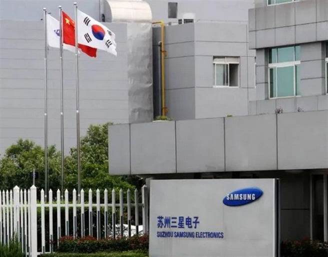 继去年9月关闭在中国最后一家手机制造工厂后，三星公司再关闭其在大陆最后一家电脑工厂，该厂也是三星全球唯一笔记本电脑生产基地。（图／微博@观察者网）