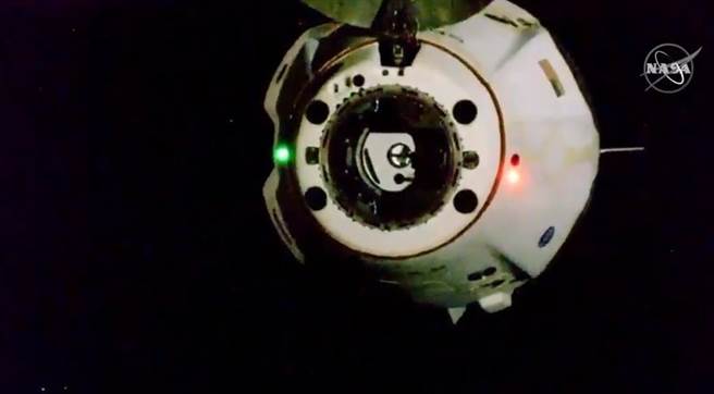 飛龍太空船奮進號離開國際太空站。(圖/NASA)
