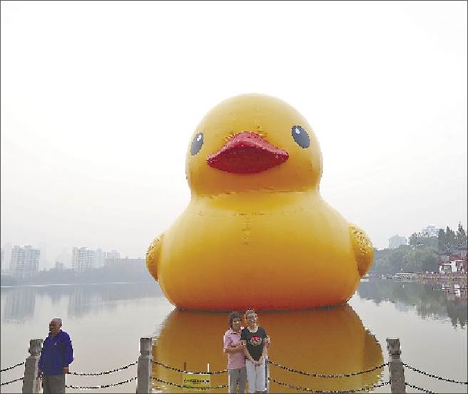 作者發覺南京莫愁湖猶如大海般遼闊。圖為2014年荷蘭藝術家霍夫曼設計的「大黃鴨」亮相南京莫愁湖。（新華社）

